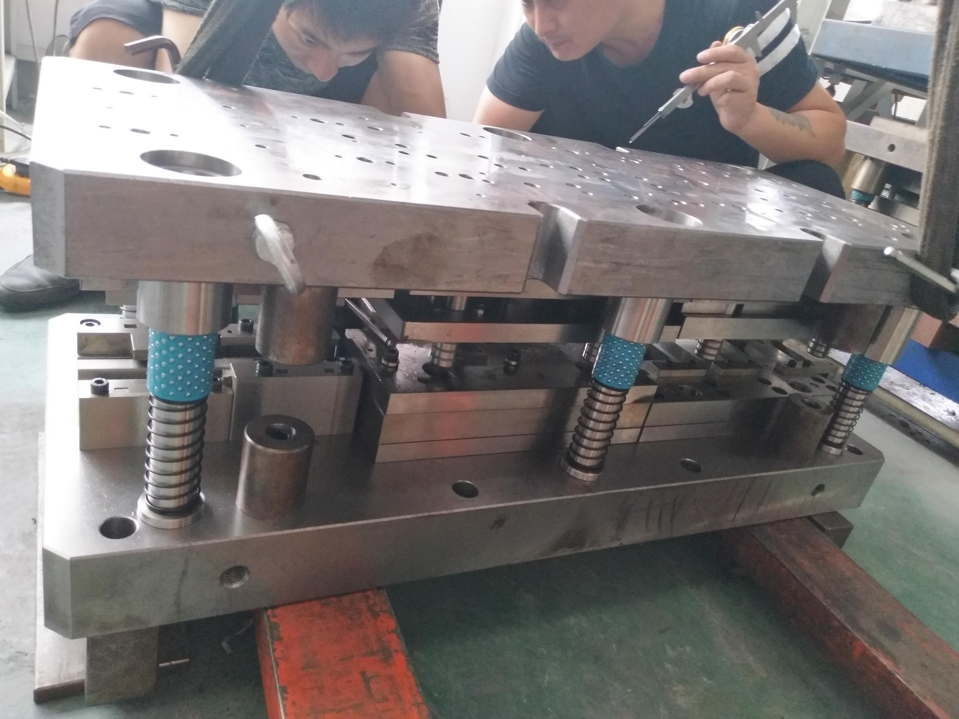 cl283-1铰链模具组装调试阶段