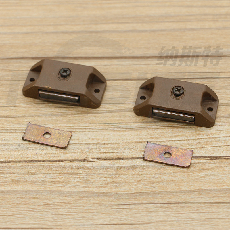 纳斯特/家具橱柜五金配件 棕色塑料单双门柜碰吸/门吸/双门碰吸