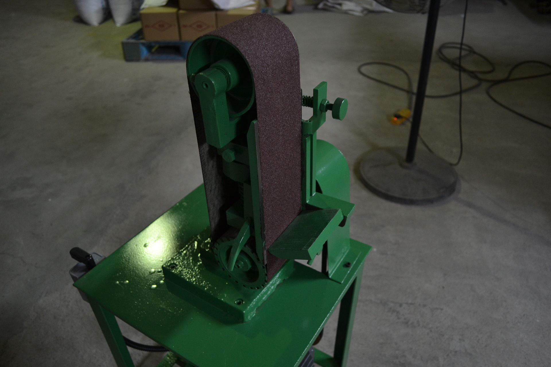 yl小五金件 铸件砂带机 平面直砂机 90°立卧两用抛磨 拉丝抛光机