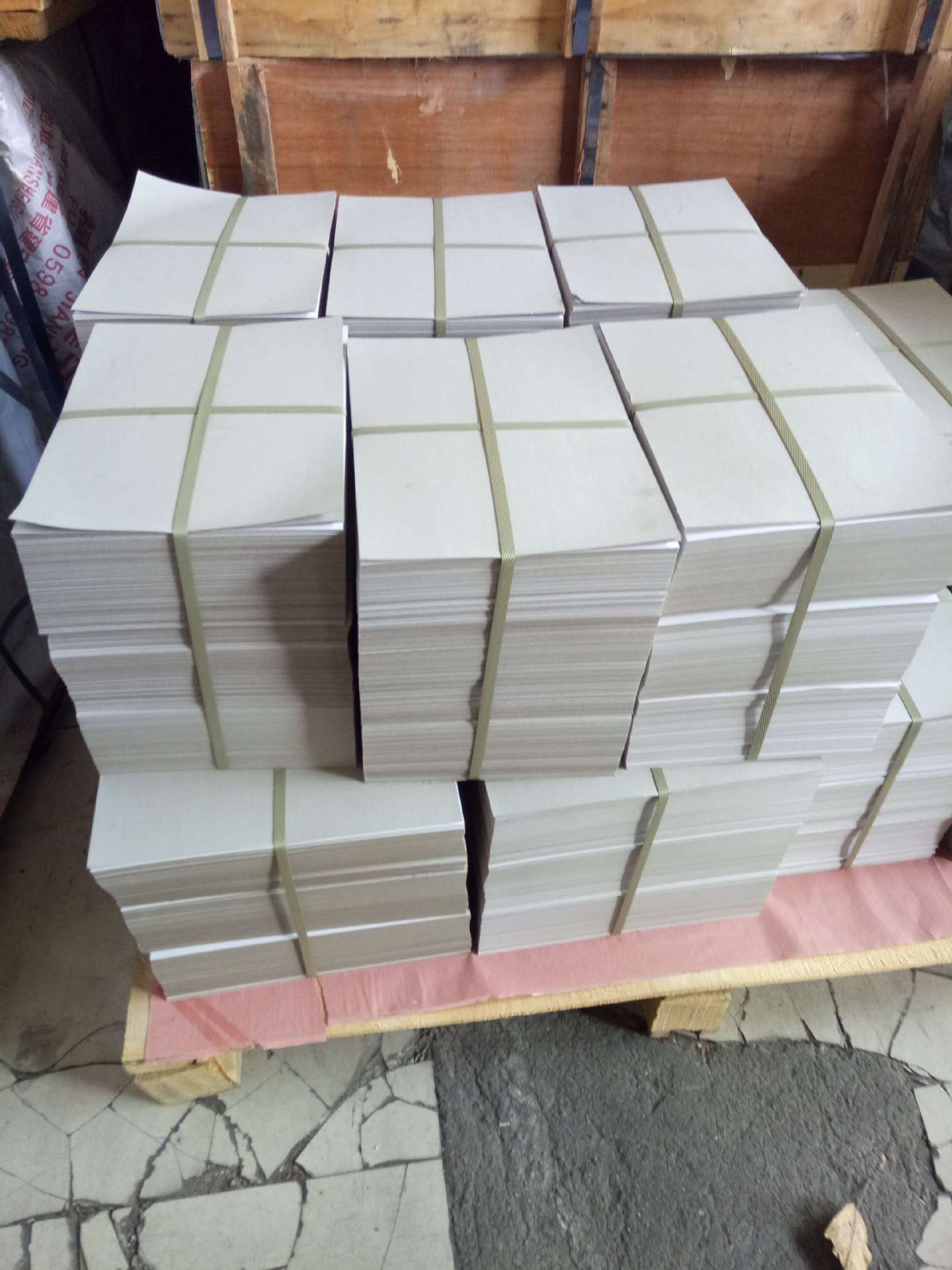 厂家批发 250克a级单面白纸板 包装白卡纸 服装衬板纸