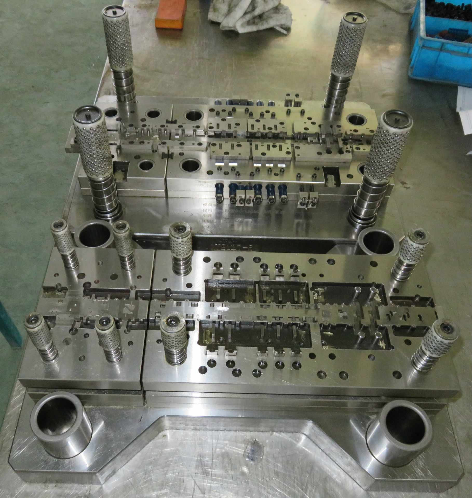 冲压制造精密连续模具