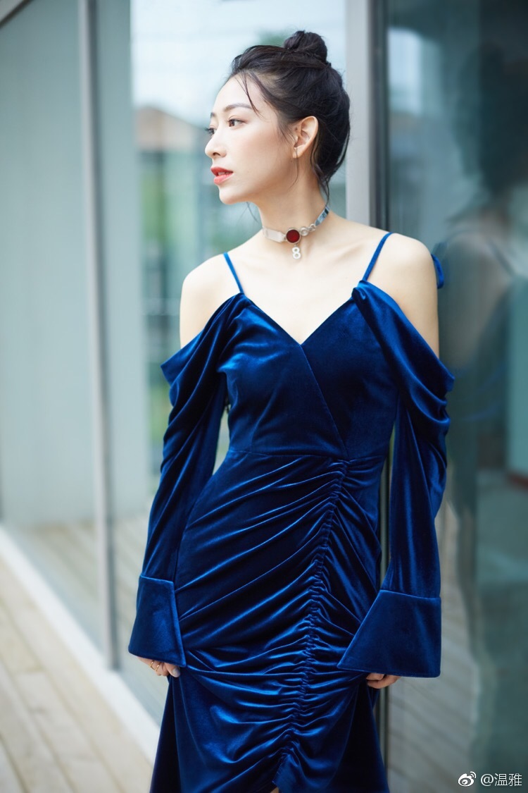 2018早春新品明星同款女装宝蓝色丝绒吊带长袖晚礼服连衣裙63388