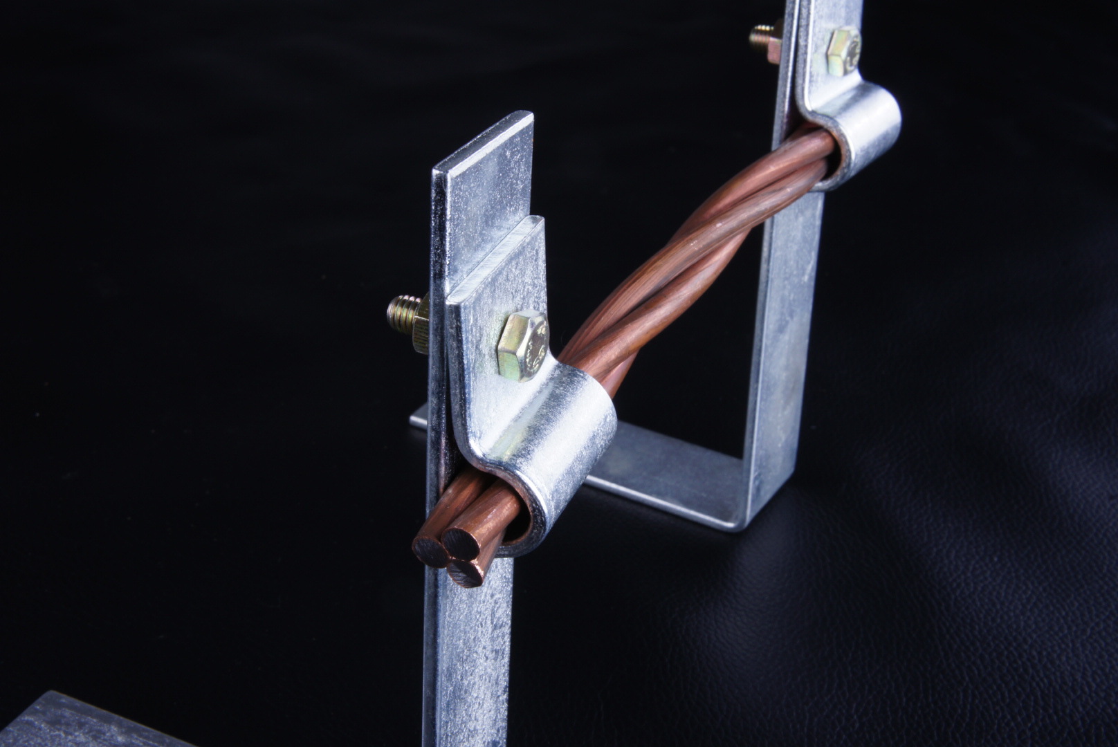 佰利嘉防雷接地支架批发定制 镀锌避雷带 引下线支架厂家直销