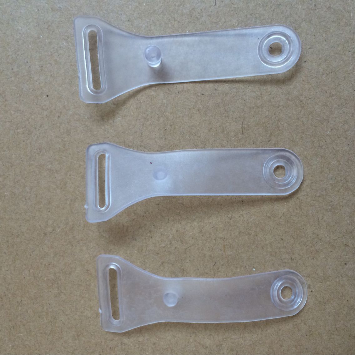 专业生产厂牌挂扣 定做胶条 塑料挂钩