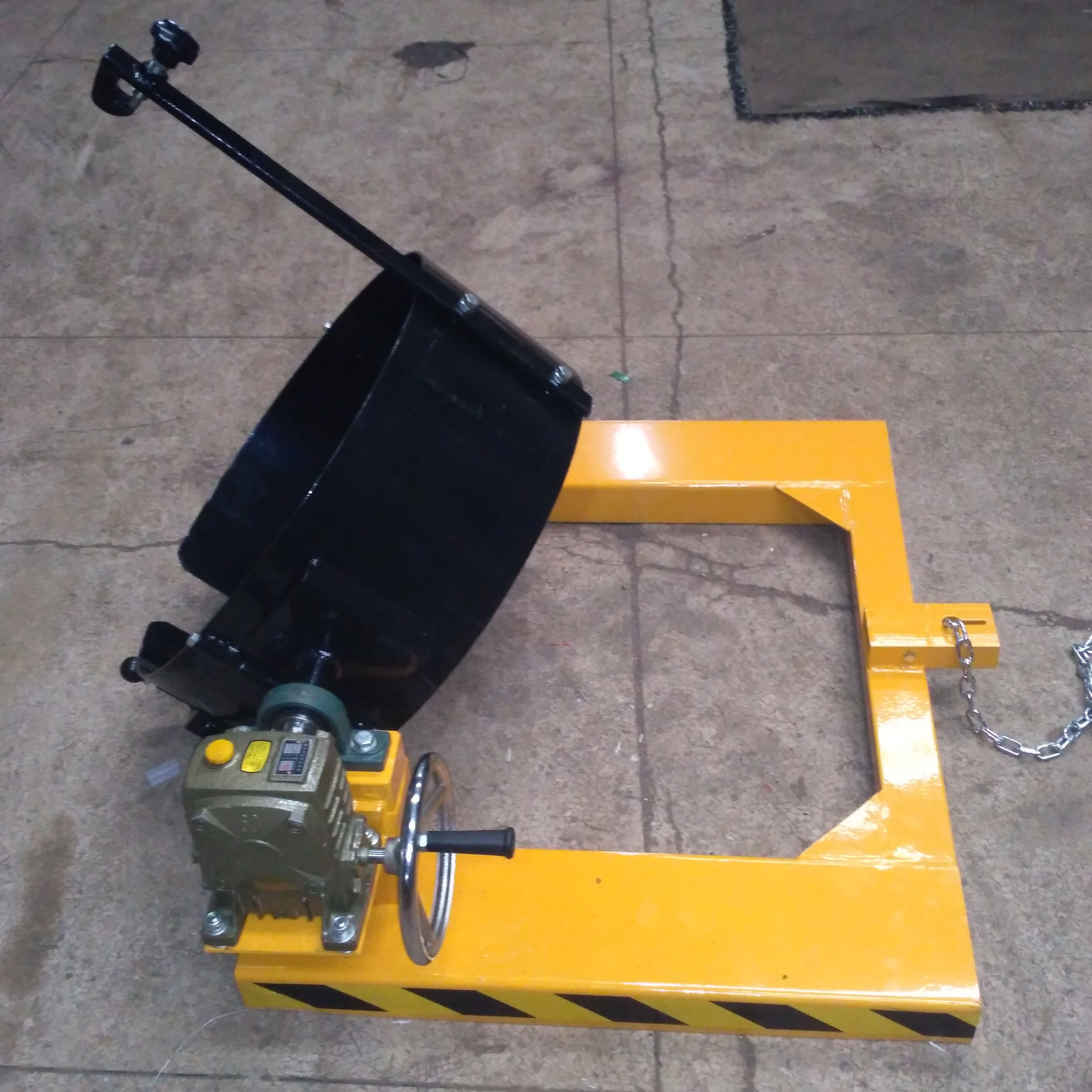 翻桶器_直销翻桶器 叉车专用倒桶 翻转倒桶 抱桶夹具 - 阿里巴巴