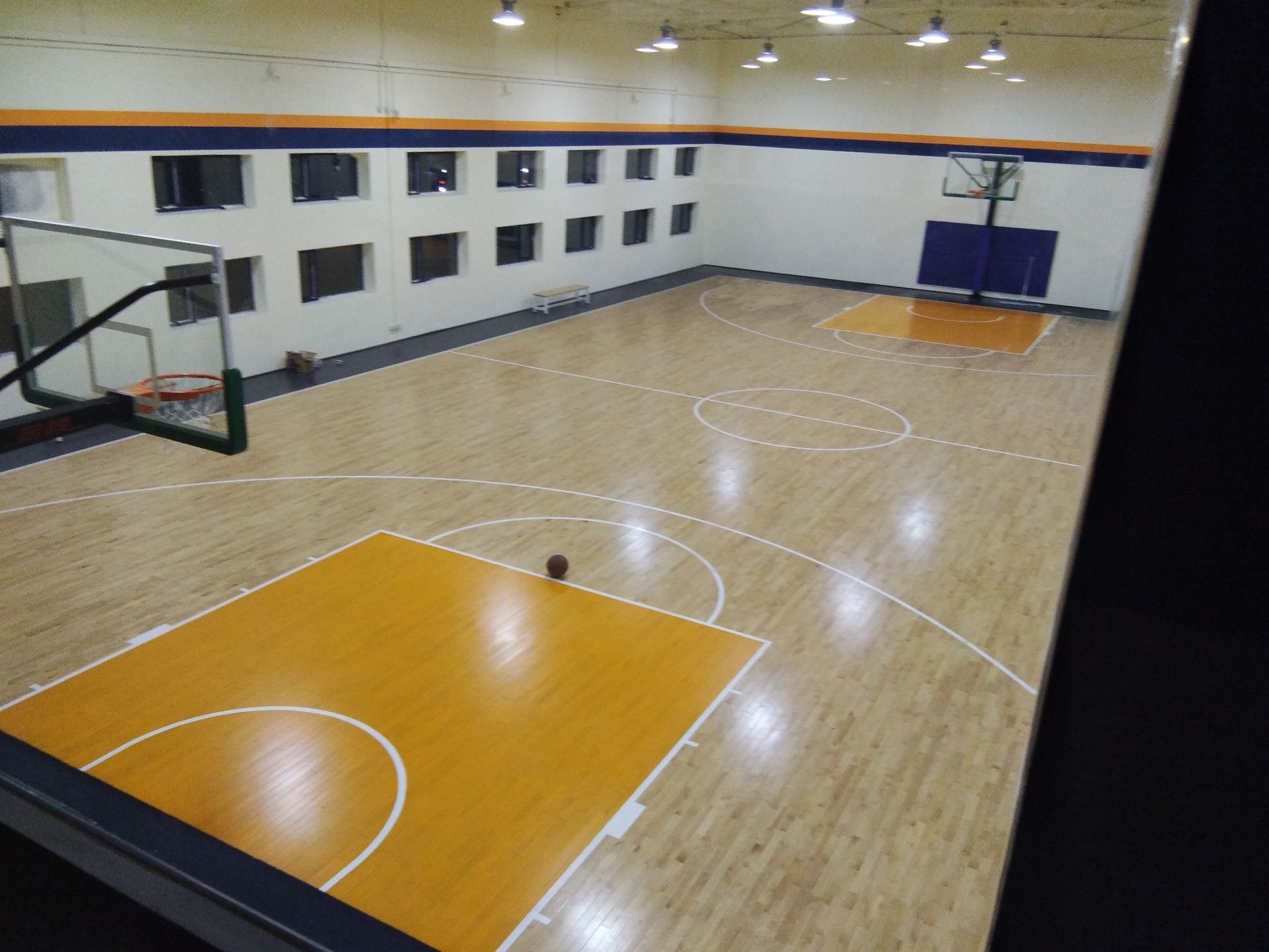 安装篮球馆木地板_篮球砸地板进球_汕头室内排球场地板地板安装