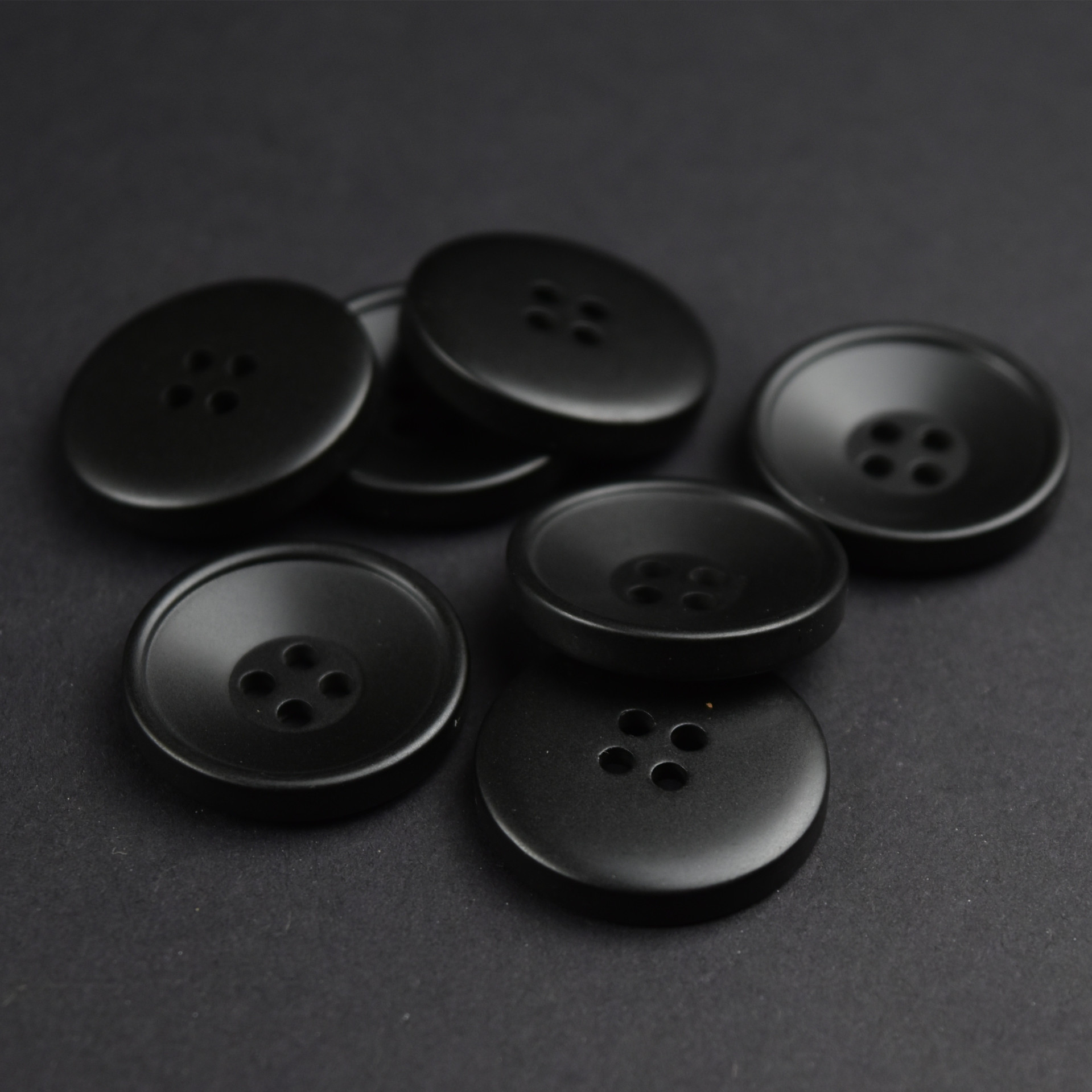 厂家直销黑色大衣纽扣四眼碗型细边树脂扣喷漆扣女装毛呢大衣扣