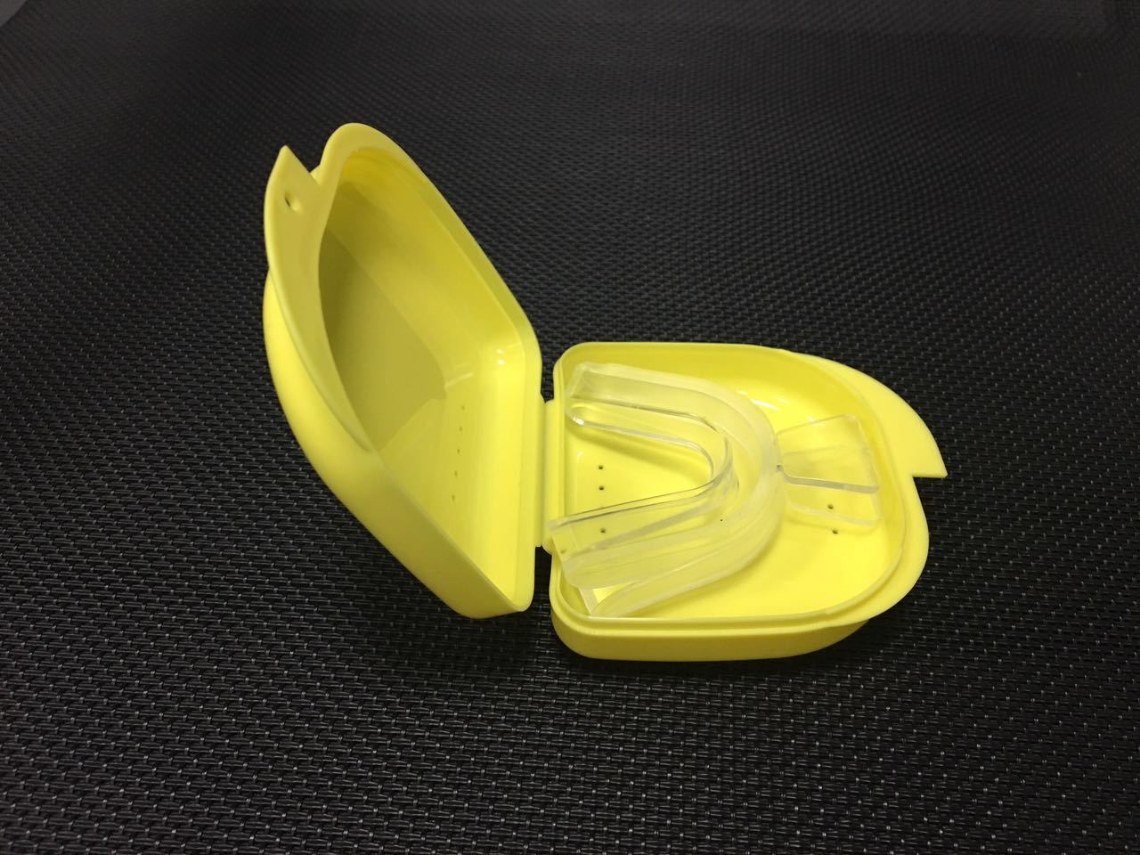 外贸热销发义齿盒无毒无异味口腔护理用品加滤网铰链假牙存储盒