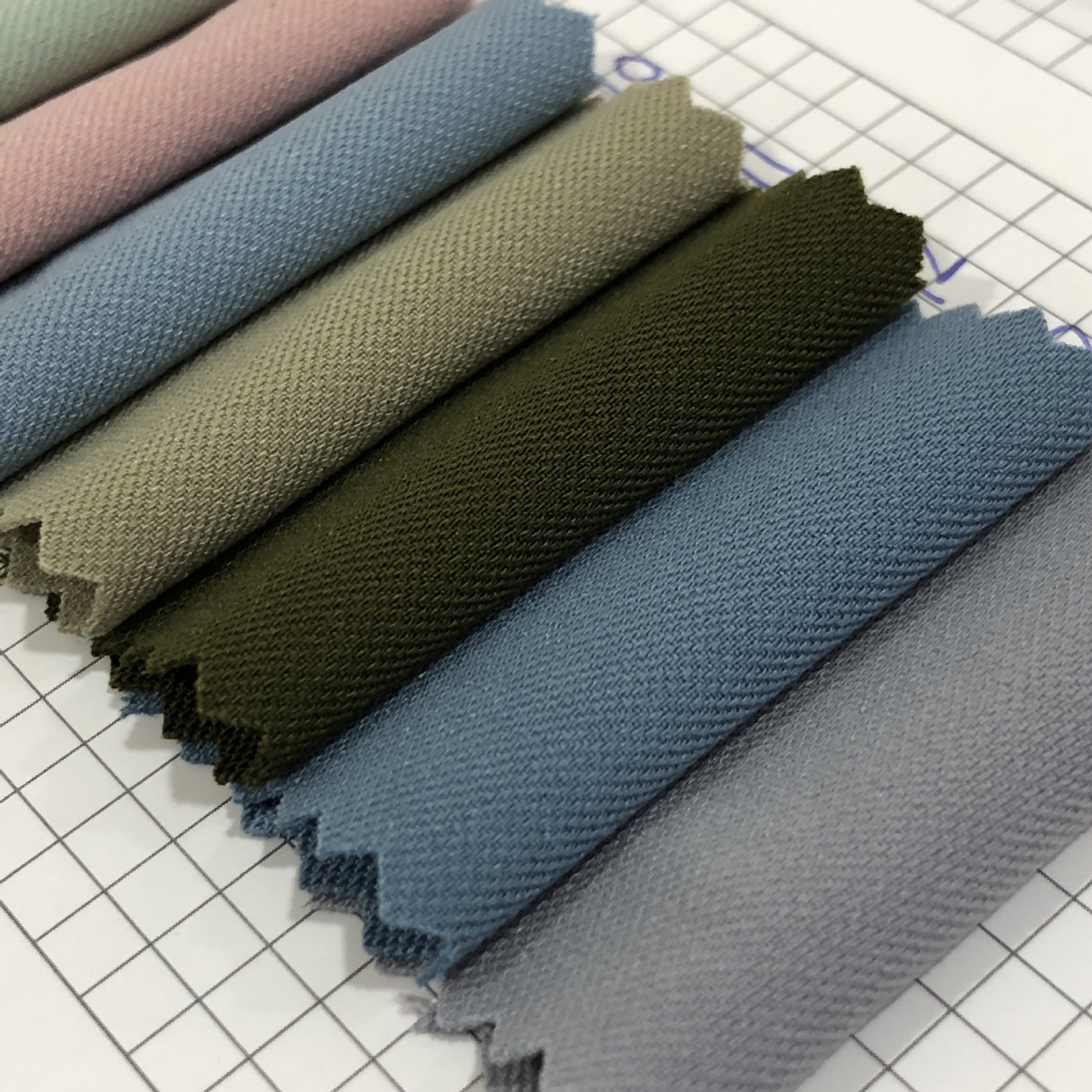 批发布料厂家直销涤纶梭织布 双层长丝面料 四季女装时尚时装用料