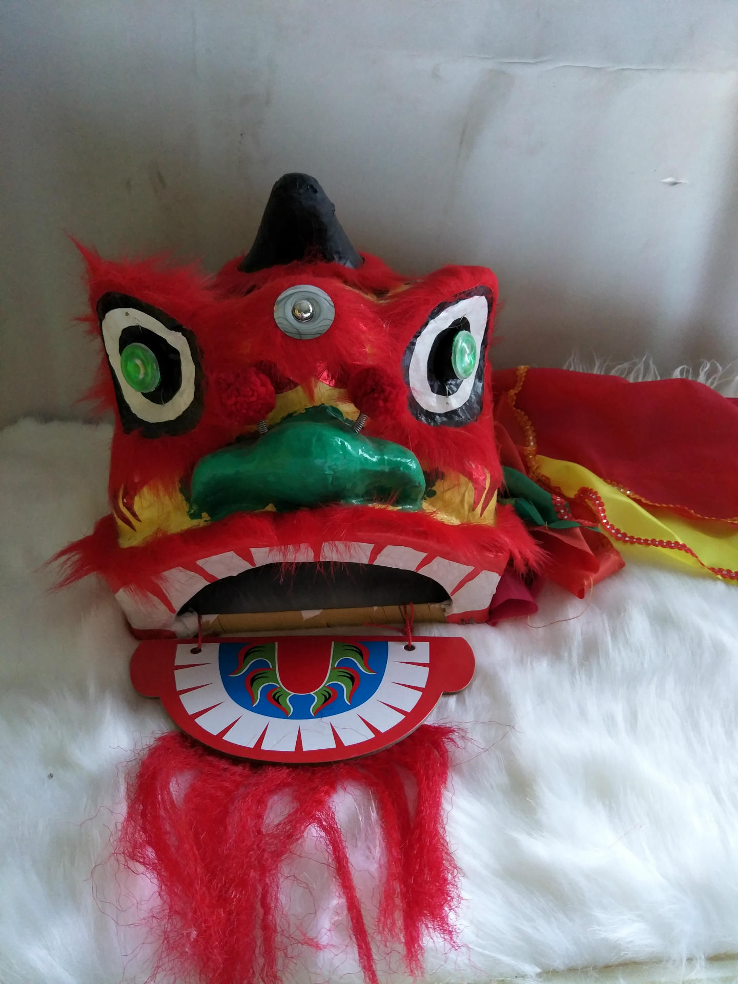 狮子头部是特硬瓦楞纸扑而成,手工贴毛,剪纸材料做工:使用年龄:合适6