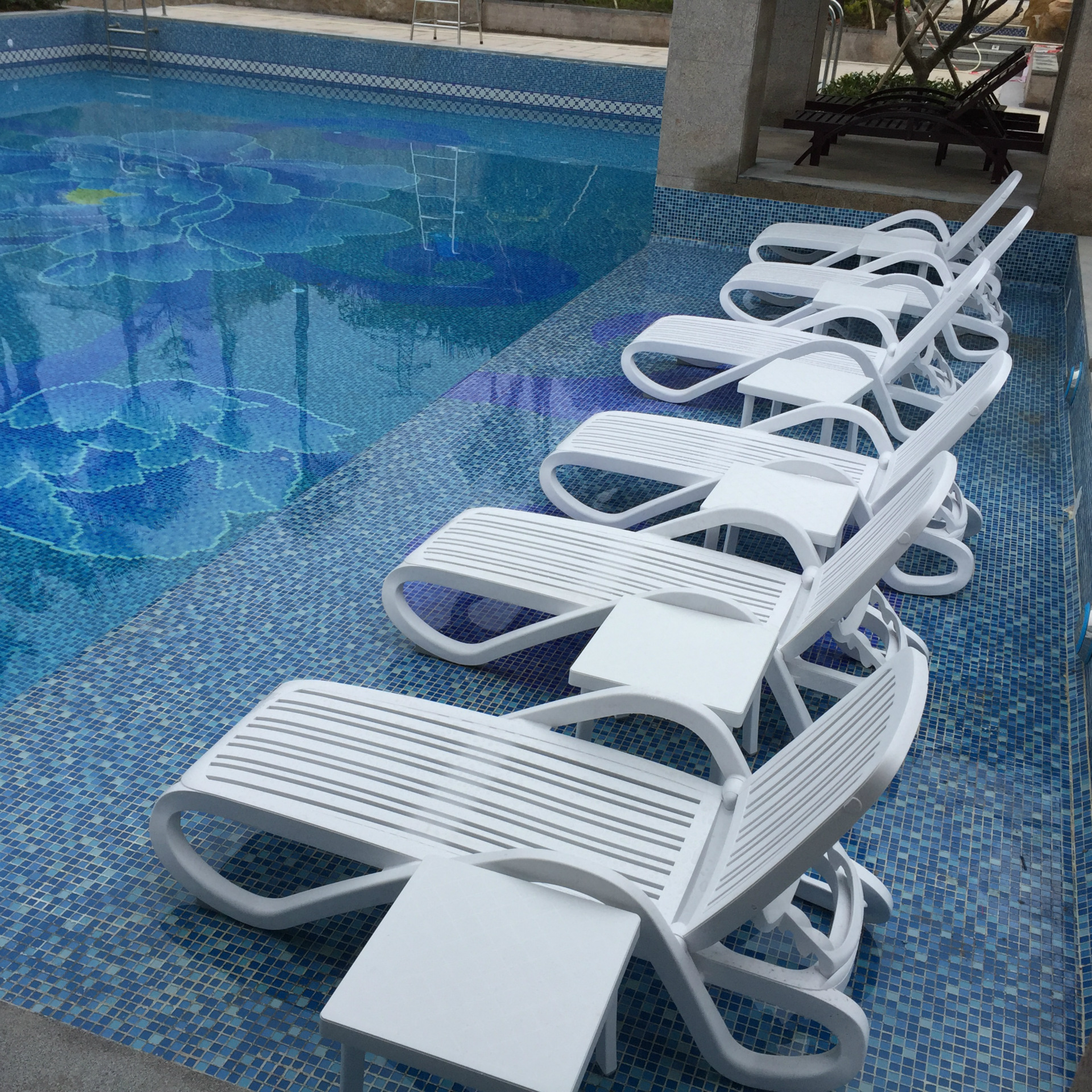 绿岚ll0083纯白色进口高档小区泳池户外塑料休闲躺椅生产厂家
