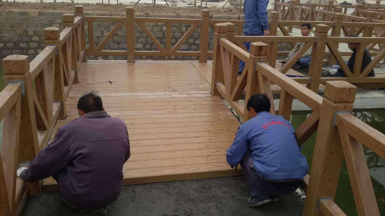 山东泰安 景区 嬉水平台钢筋混凝土室外仿木地板 仿木栈道