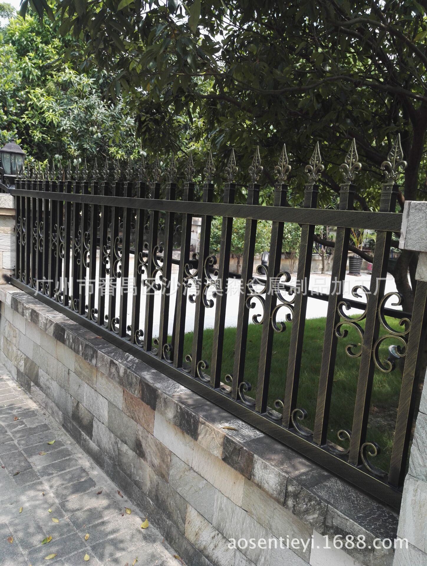厂家直销定制批发铁艺围栏焊接护栏锻打别墅小区围墙护栏