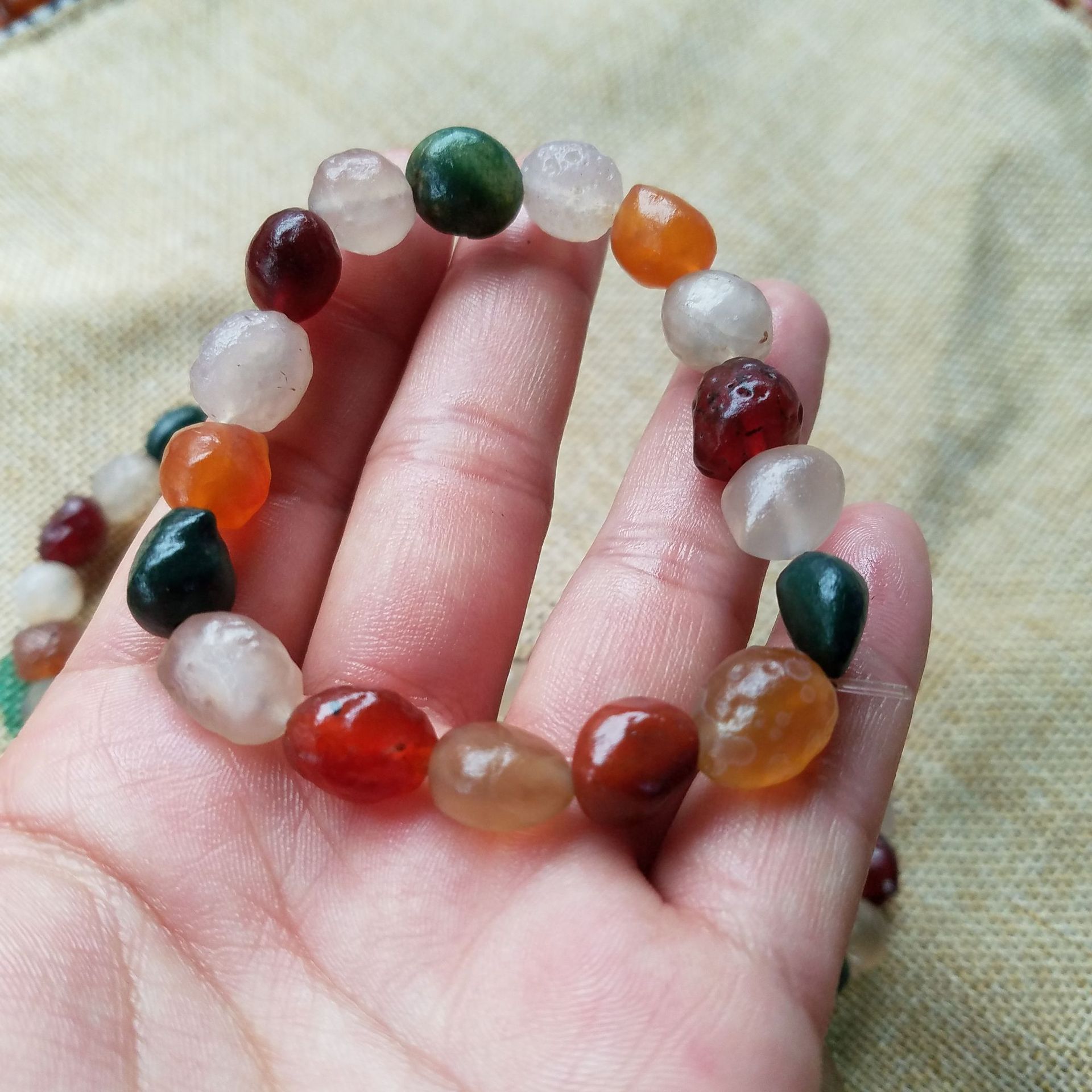原石阿拉善玛瑙戈壁原石糖心彩色手链新疆多宝七彩随型玛瑙手串