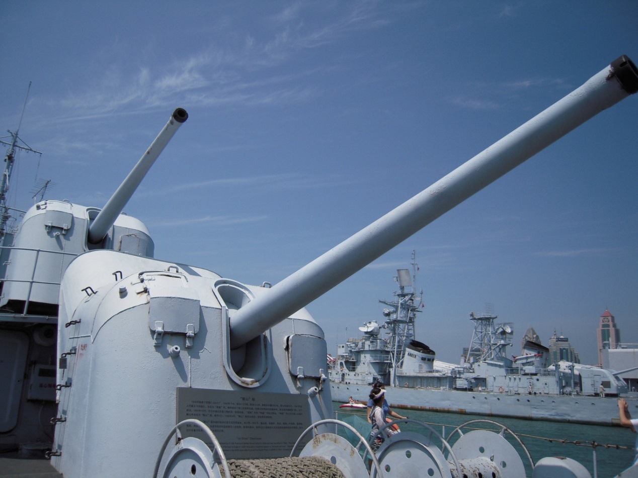 鞍山舰,是一艘驱逐舰.