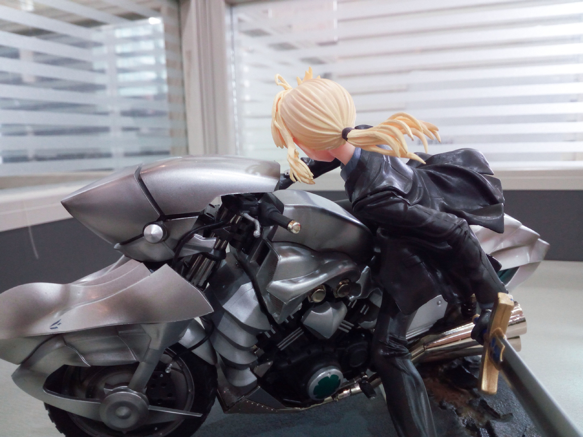 手办批发 fate/saber 命运之夜 西装 黑塞巴 摩托车 手办 模型