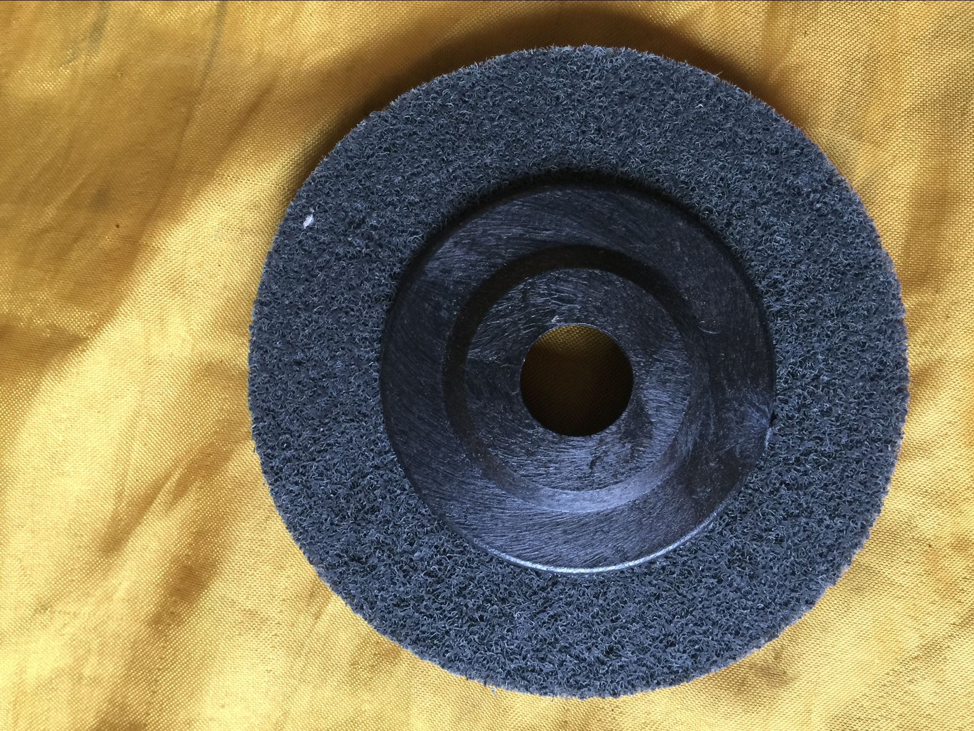 三鑫尼龙抛光轮100*13*16孔纤维磨片4寸不织布打磨片纤维抛光轮