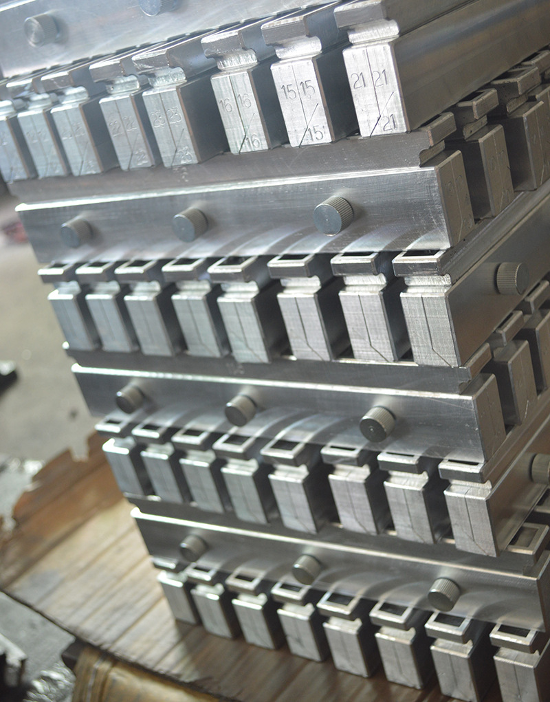 2020年新款12孔双色猫头口红模具 口红灌装铝模厂家专业生产销售