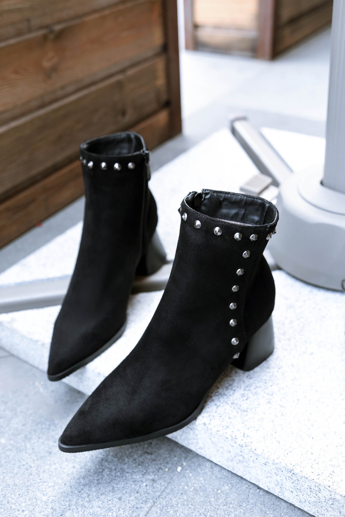 2017年秋冬欧美磨毛绒面时尚纯色铆钉尖头马蹄跟女靴子短靴大小码