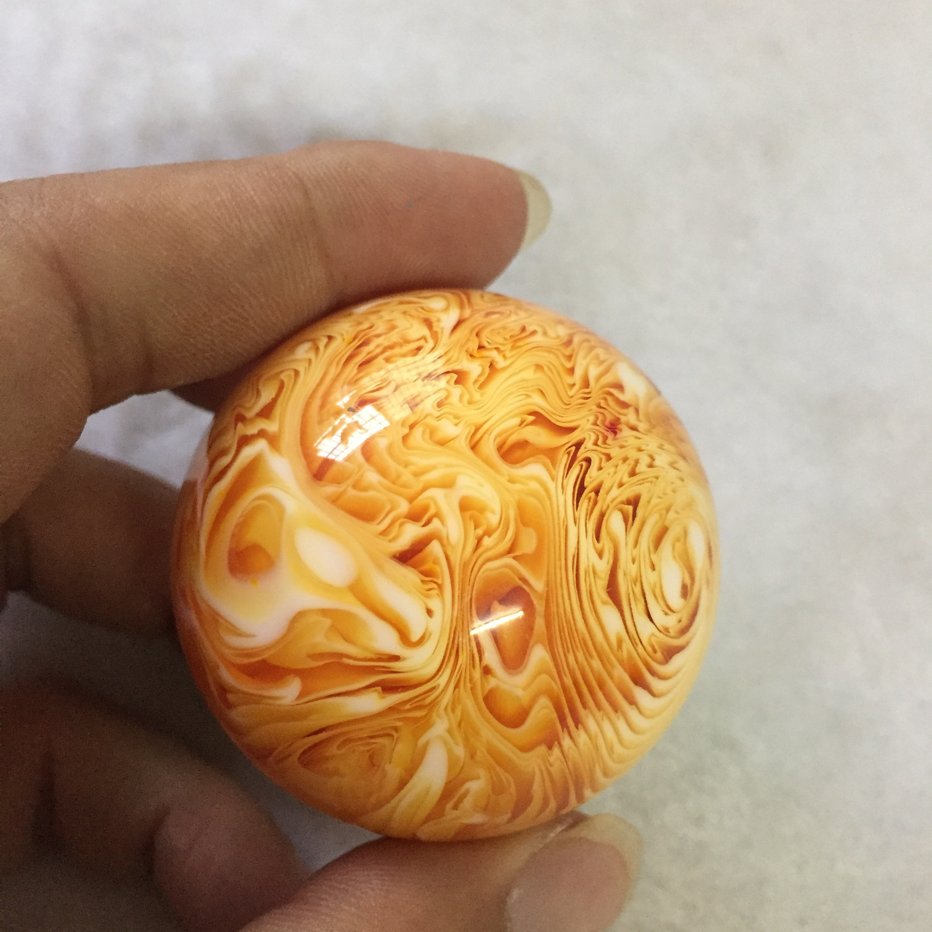 人工合成琥珀蜜蜡老花蜡有荧光不浮水50直径保健球手球转球礼品球