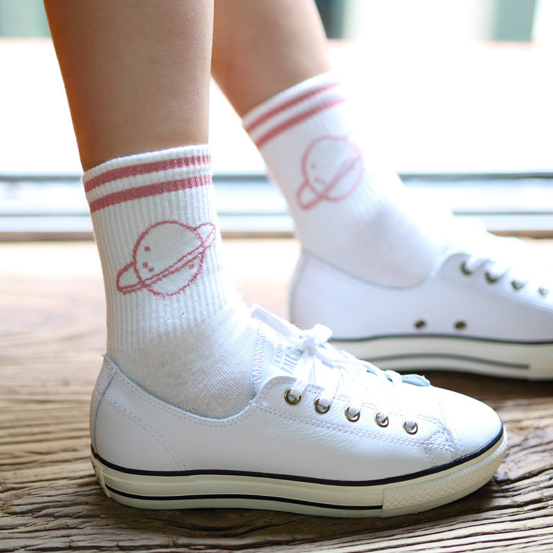 棉袜,二杠和星球部分是金银线织成的,很有特色,学院风系列,搭配小白鞋