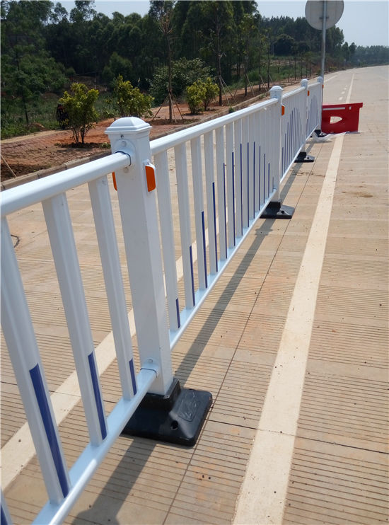 广西南宁市伶俐某公路段市政护栏利鸣公司安装现场以及施工过程