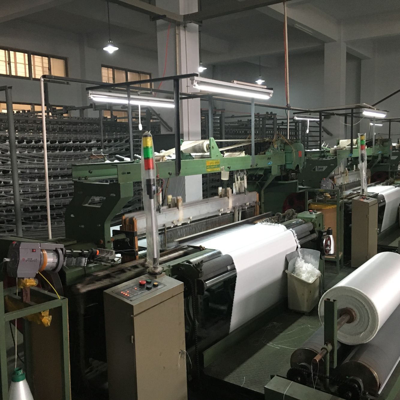 生产高硅氧布防高温电焊火花焊渣阻挡耐火布耐1100度玻璃纤维布