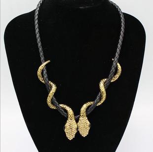 蛇镶钻项链