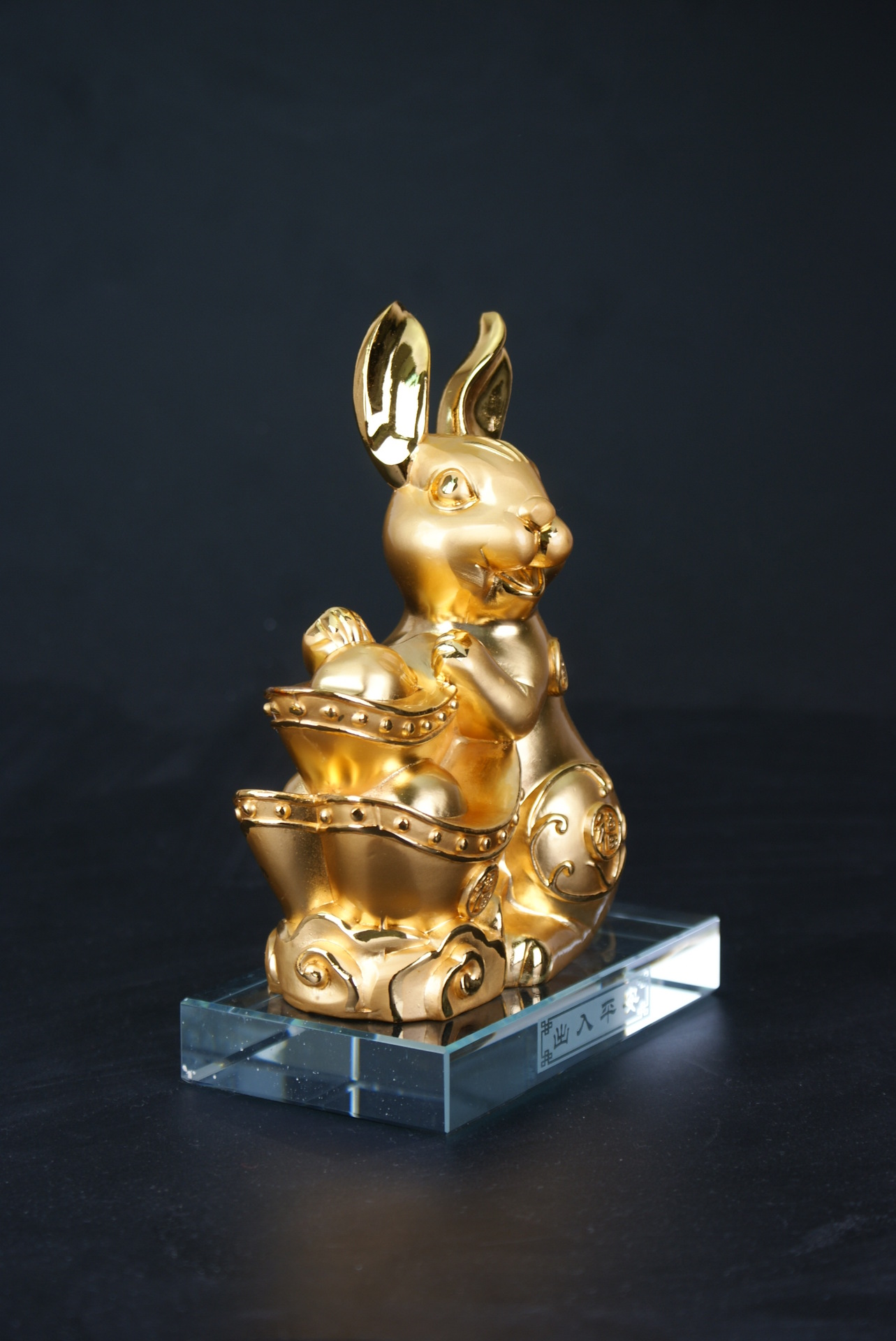 兔生肖礼品汽车摆件办公室桌面摆件香水座车上用品金属镀金特价款