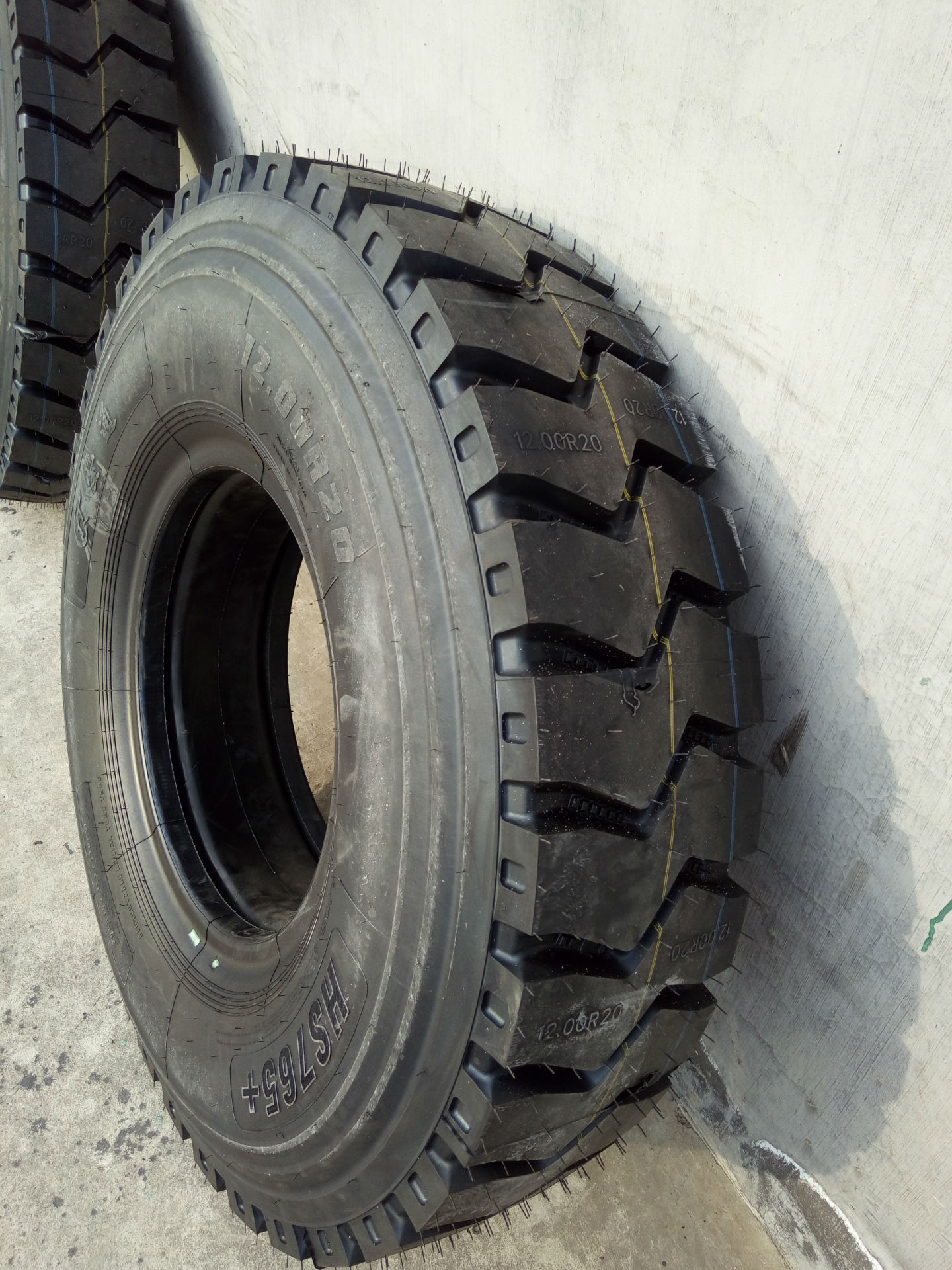 矿山轮胎1200r20钢丝子午线前四后八轮胎翻斗车搅拌车轮胎