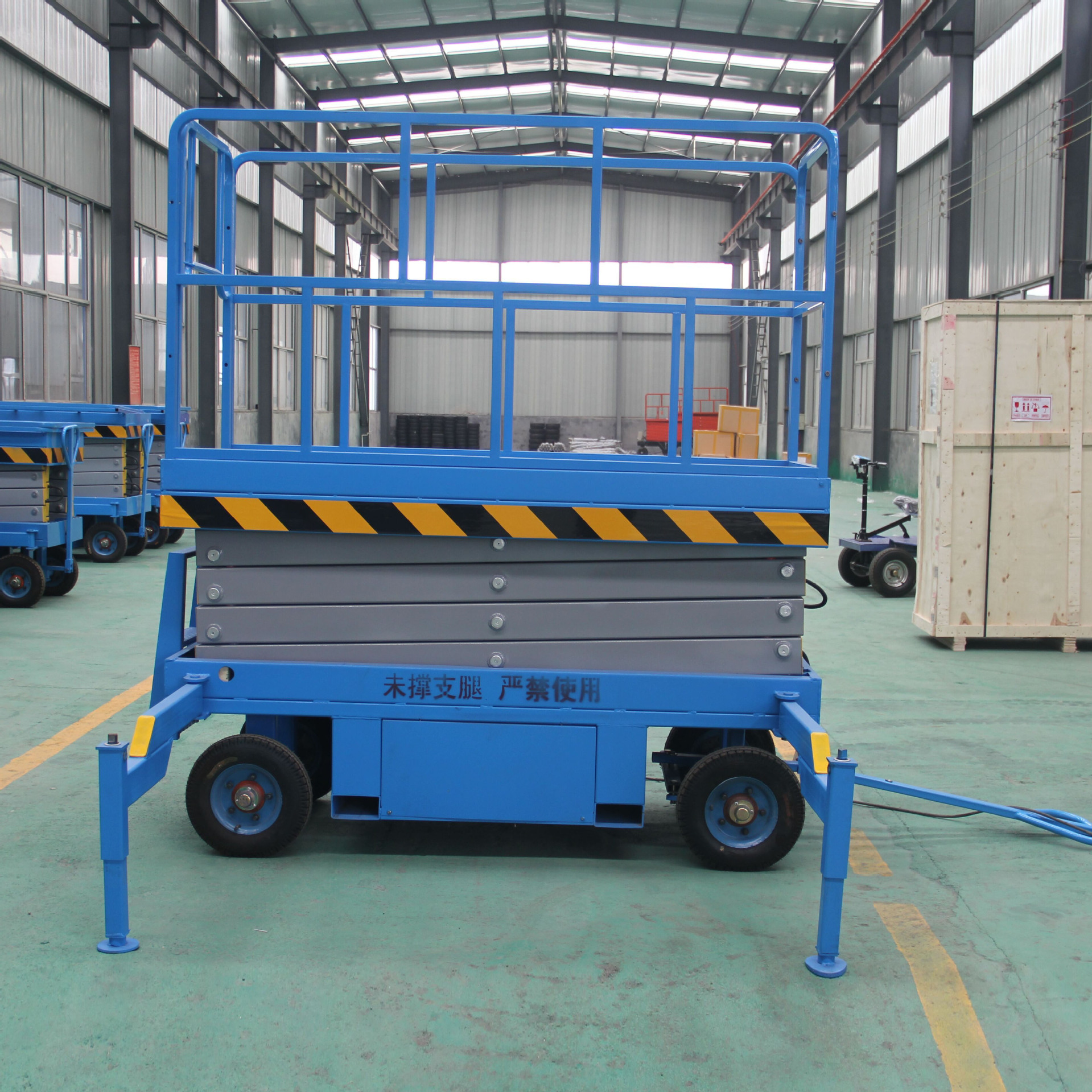 现货四轮移动剪叉升降机 电动液压小型升降平台 高空作业登高车