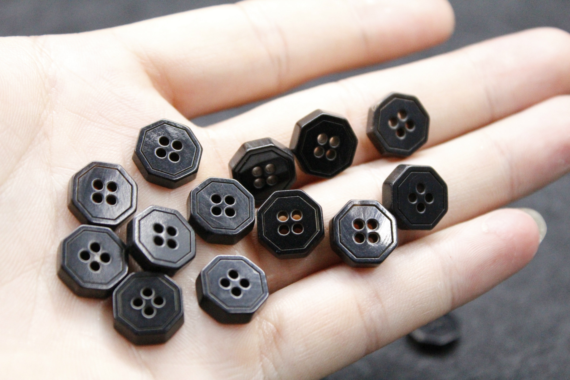 现货供应平面四眼八边形真牛角扣子棉麻衬衫开衫多边形黑牛角纽扣