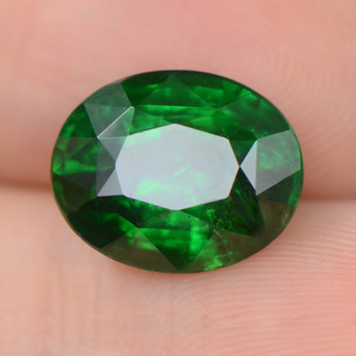 03克拉翠绿沙弗莱 彩色宝石 镶嵌定制