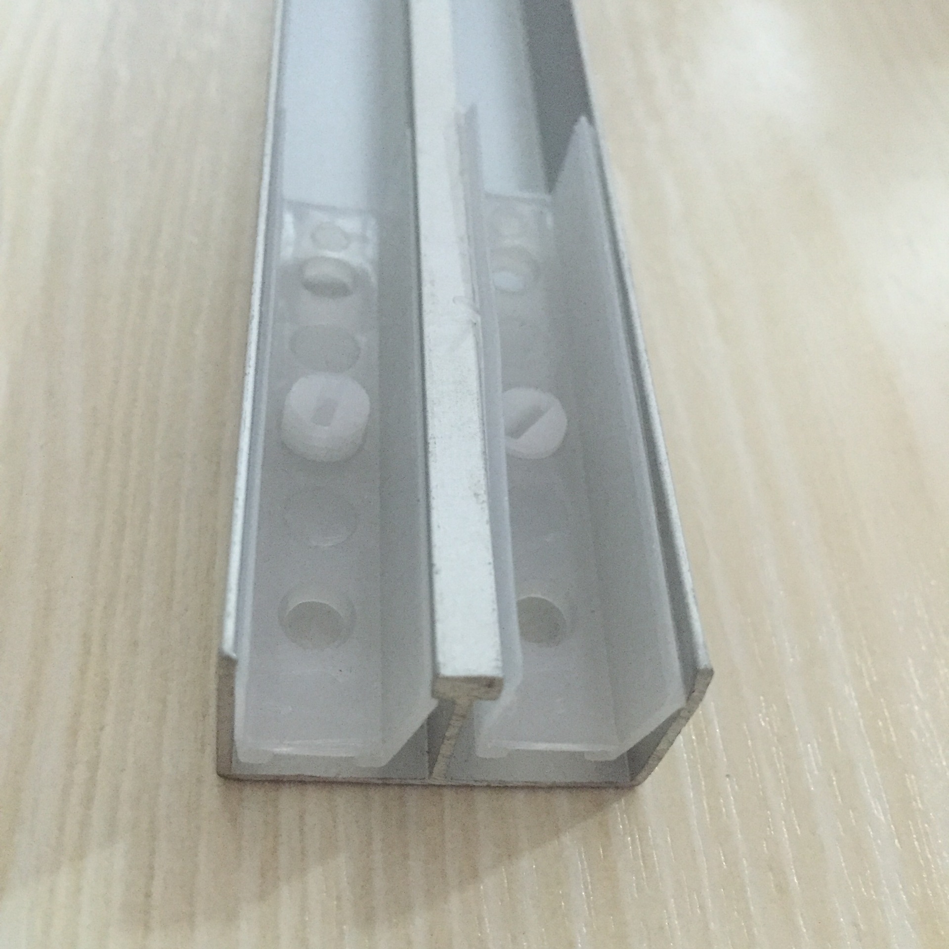 现货铝合金滑轨 品质款加工定制滑道家具五金玻璃滑槽下轨道u字轨