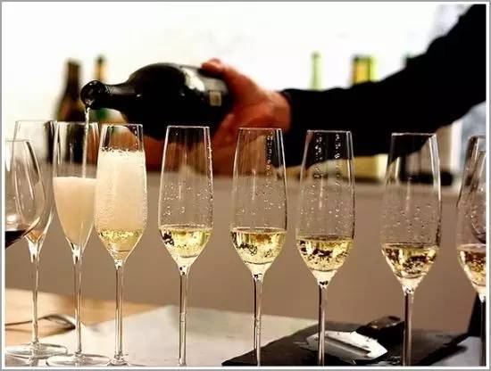 倒酒时,倒多少合适?