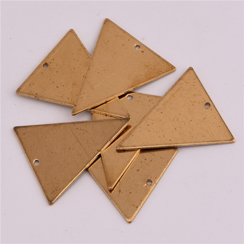 kc金,白k,枪黑,银色等颜色价格另议,     单孔光面几何三角形铜片