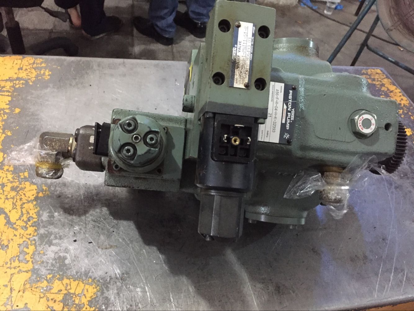 上海维修油研a56-f-r-04-h-k-32393液压泵