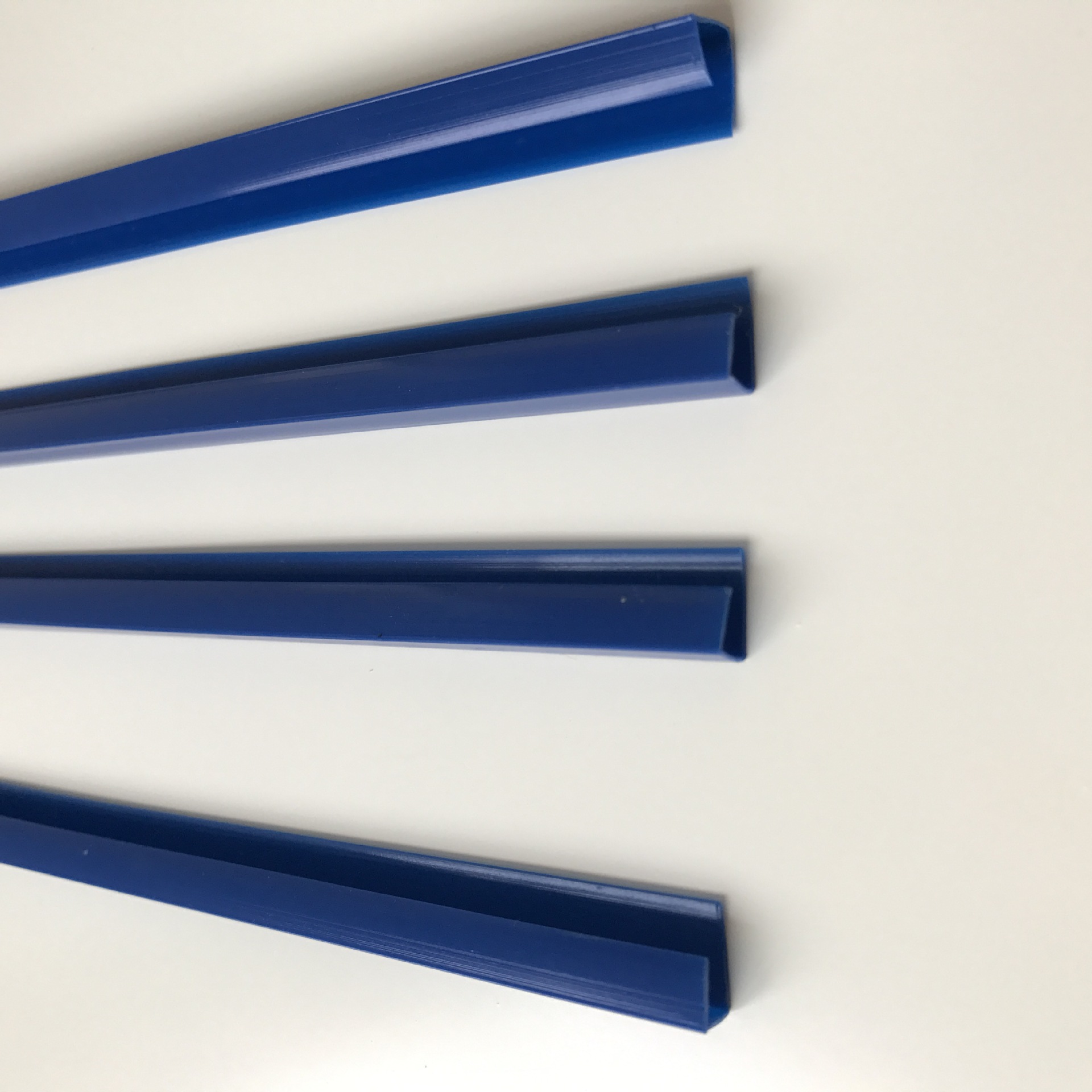 厂家生产塑料边条 新款kt板彩色包边边框展示条 彩色kt板小包边条