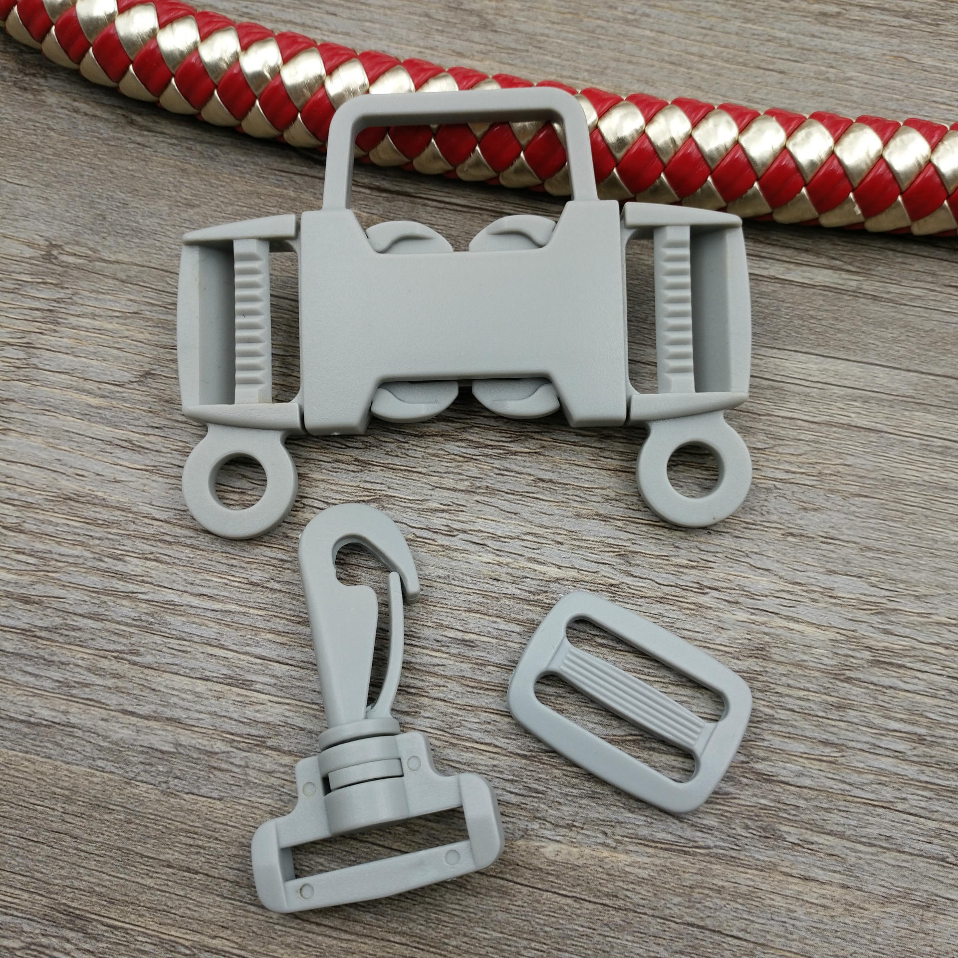 厂家供应 环保无毒 塑胶童车安全扣 三点式插扣 多向调节插扣