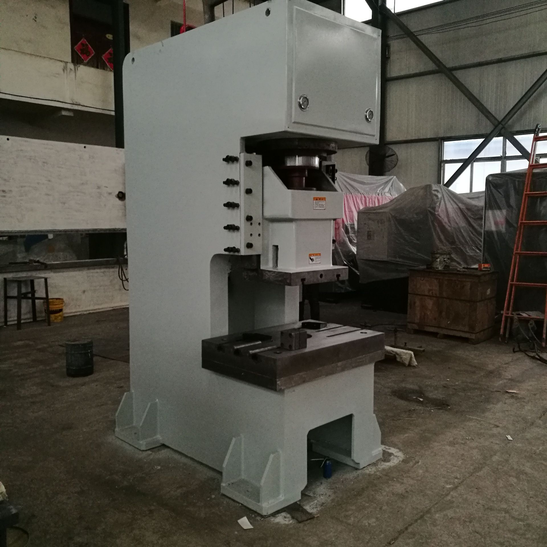 鲁南新力液压冲床力大噪音小 y21-125吨液压冲床行程可定做