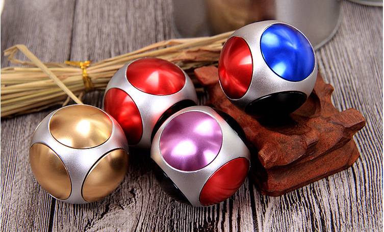 足球指尖陀螺六面雄风手指螺旋 炫彩方形状成人手指螺旋玩具神