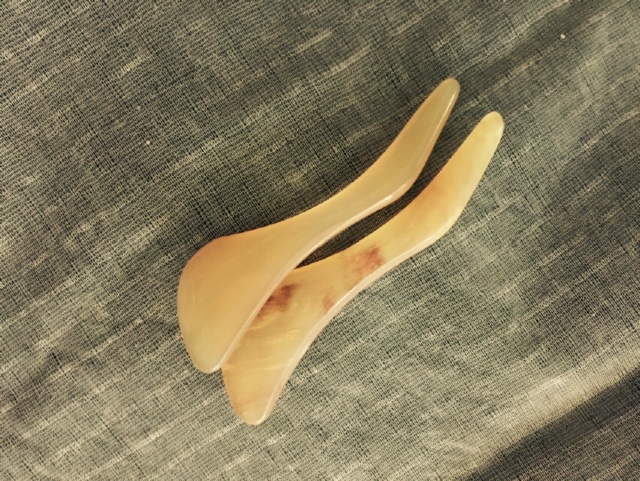 华颖厂家直销天然颈部刮痧板牛角美容按摩送礼批发休闲家用刮痧片