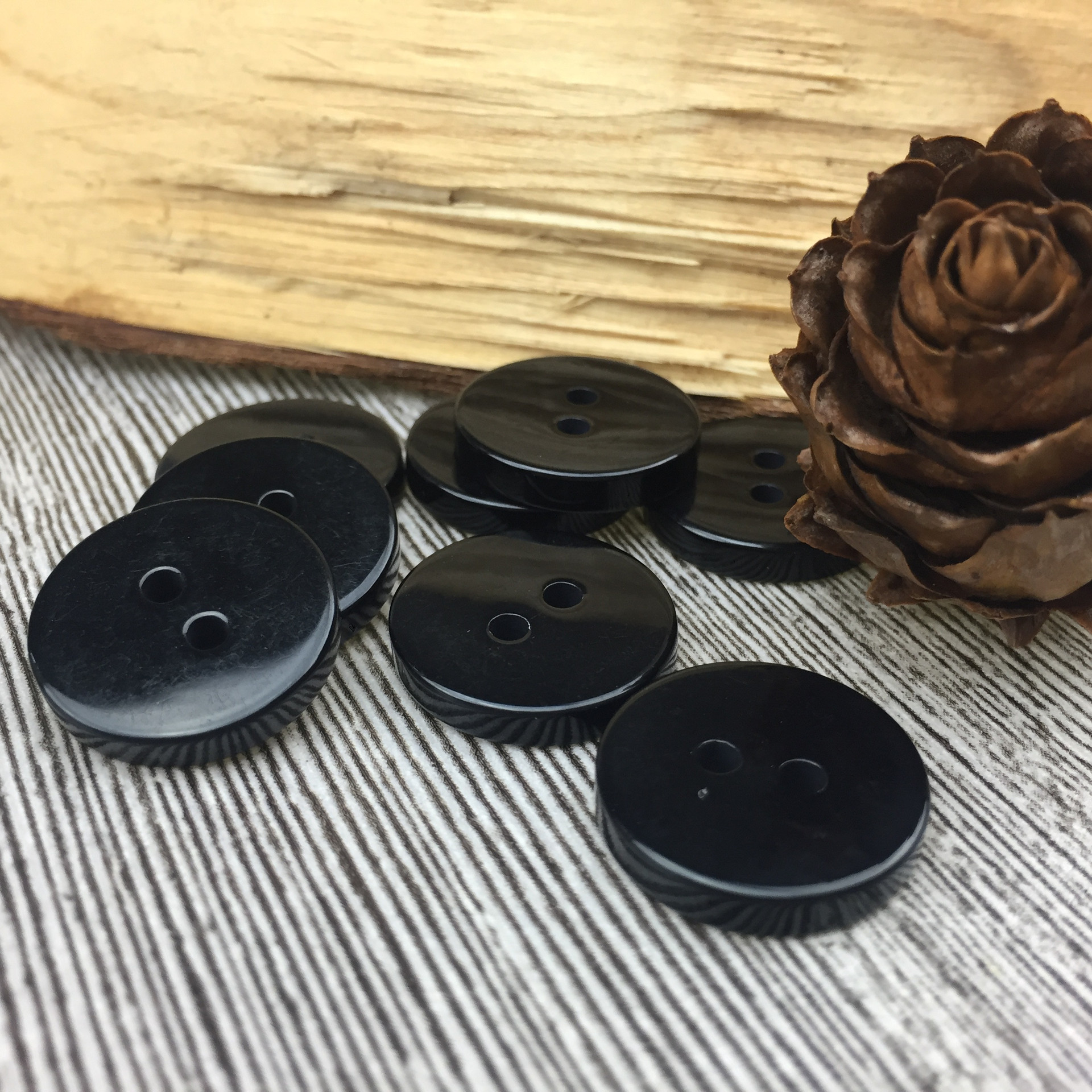 厂家直销树脂纽扣二眼二平扣子儿童毛领外套白色黑色扣现货