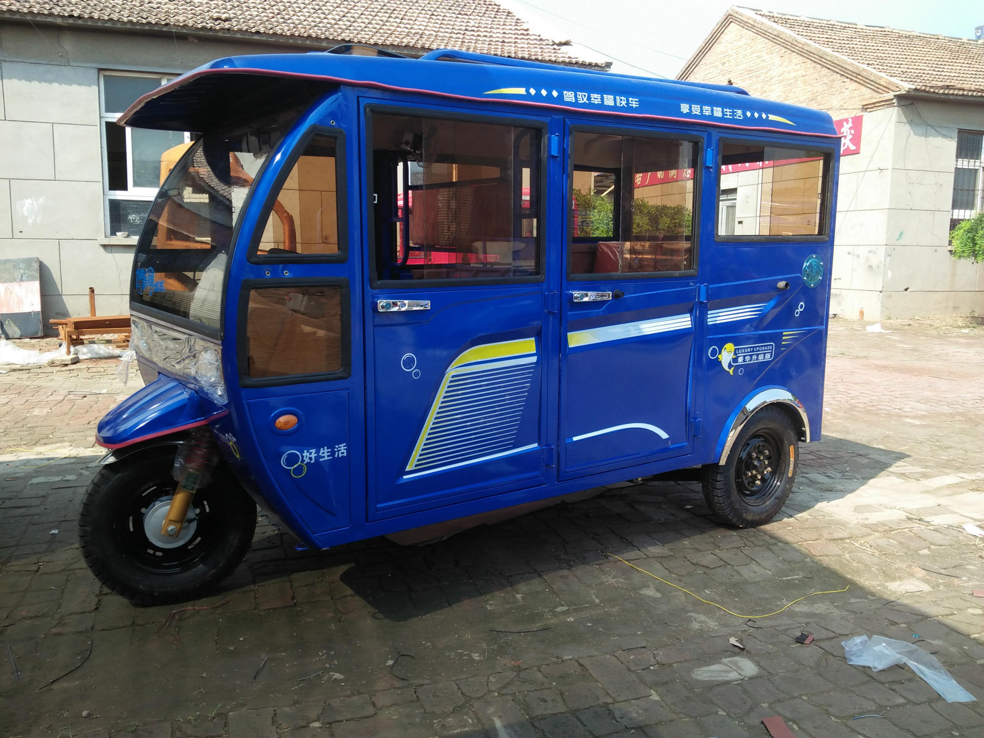 新款全棚车封闭式汽油三轮摩托车加宽载客三轮车悬挂式客运三轮车