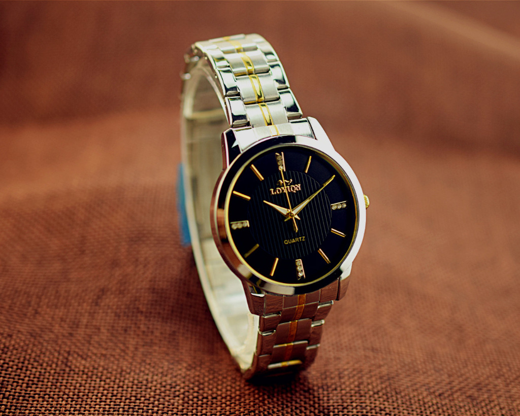 大盘简约条钉镶钻表盘间金色不锈钢带男士防水石英手表商务休闲