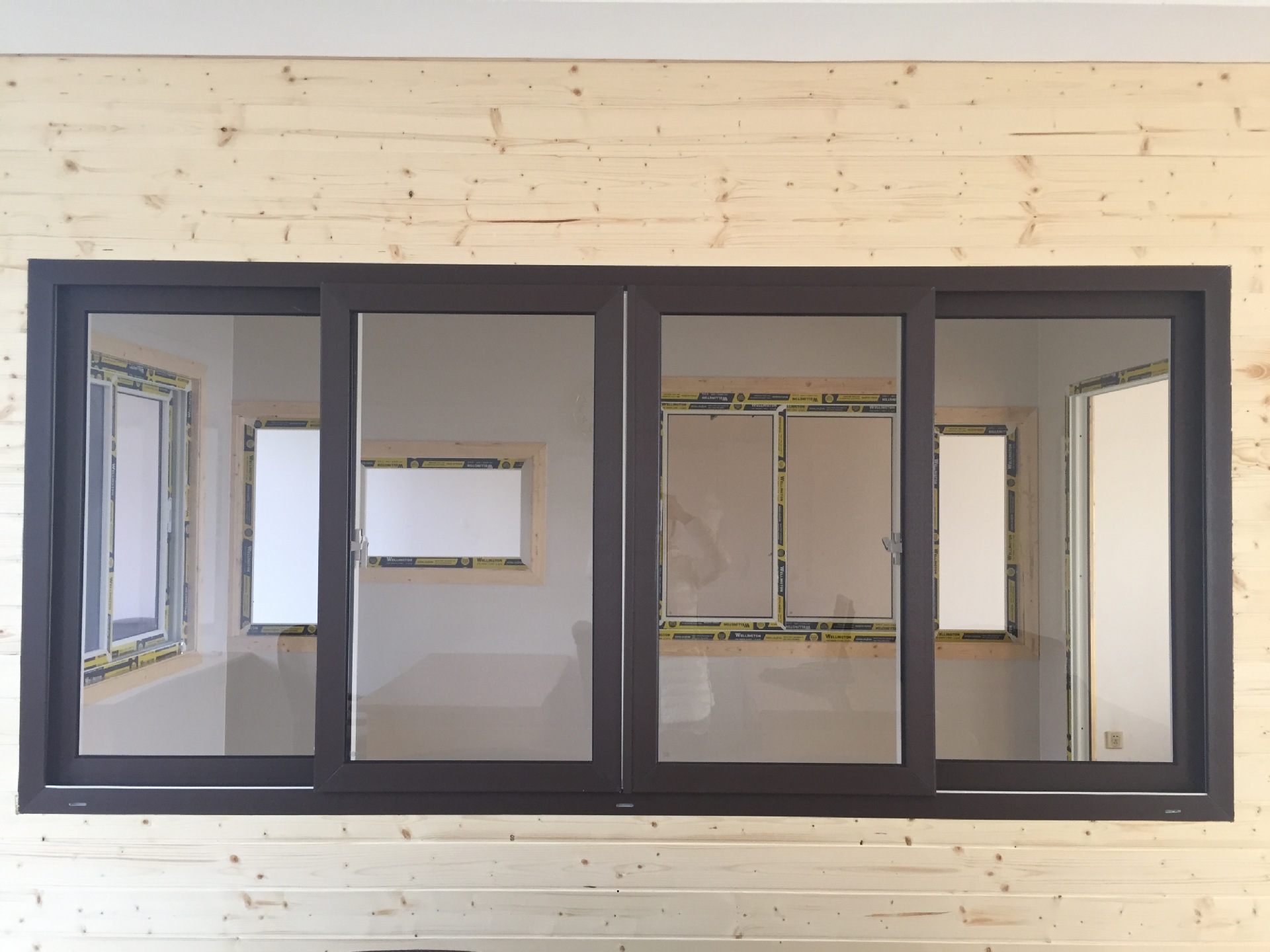 彩色共挤塑钢门窗