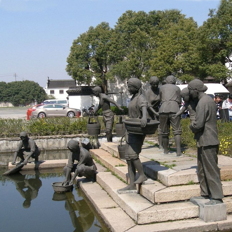 玻璃钢仿铜民俗文化老人小孩河边挑水洗衣服人物雕塑公园景点摆件