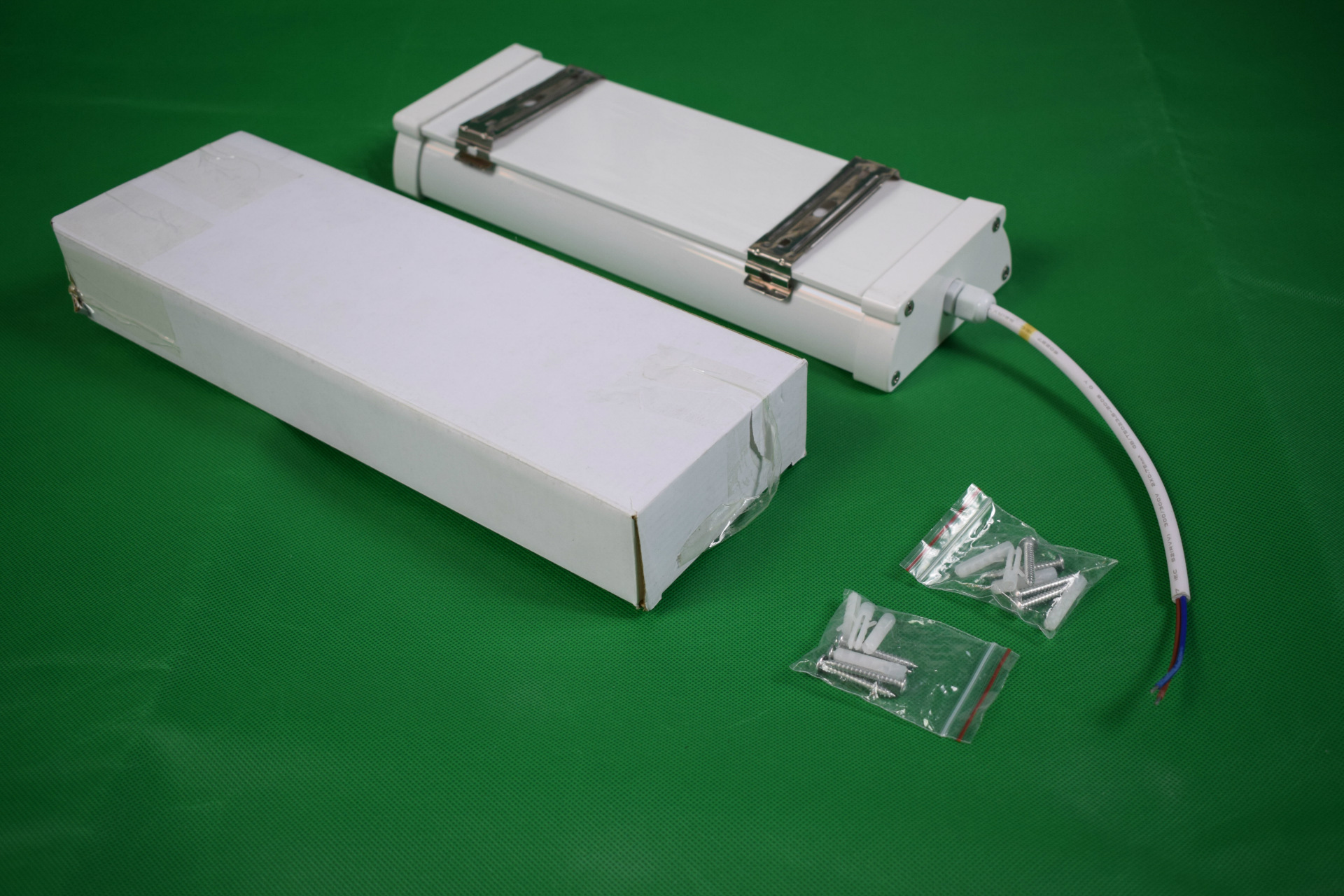 2m 36w 高亮度三防灯