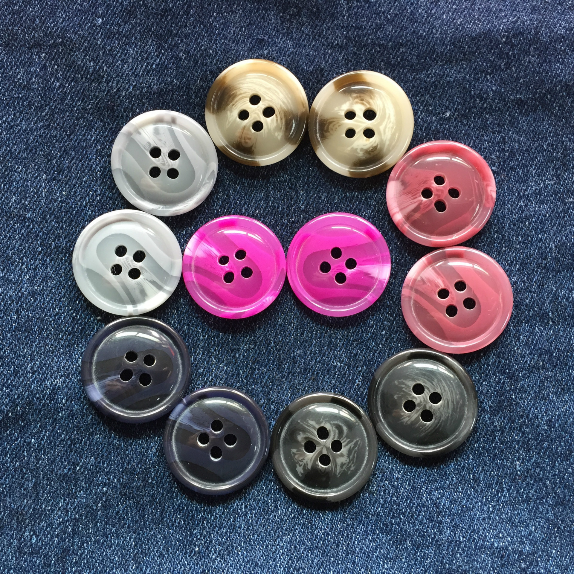 厂家直销 细边四眼树脂仿牛角扣 花纹扣 女装大衣西服纽扣可定制