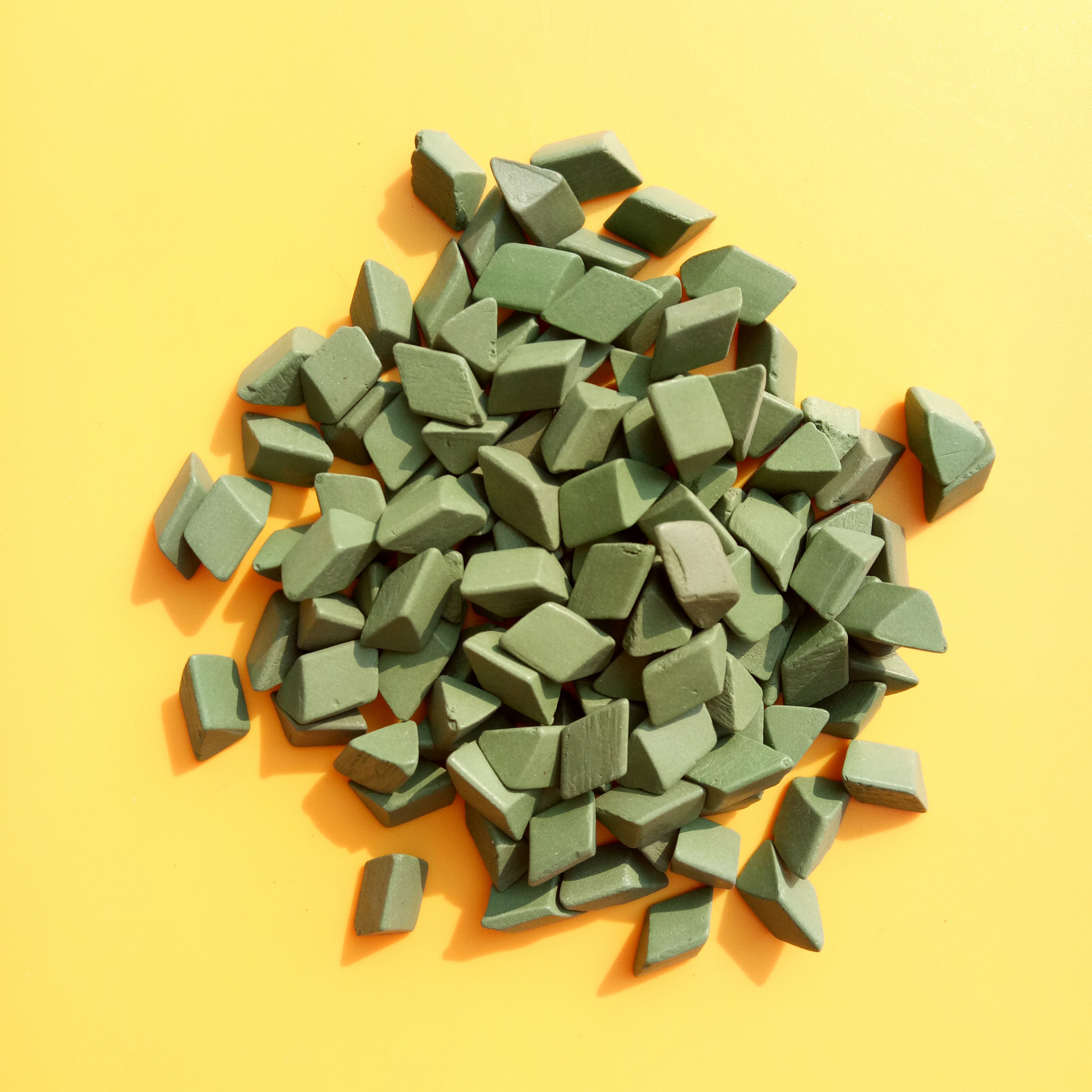 绿高铝瓷研磨石抛光磨料氧化铝磨料高铝瓷三角抛光石3*3抛光磨料